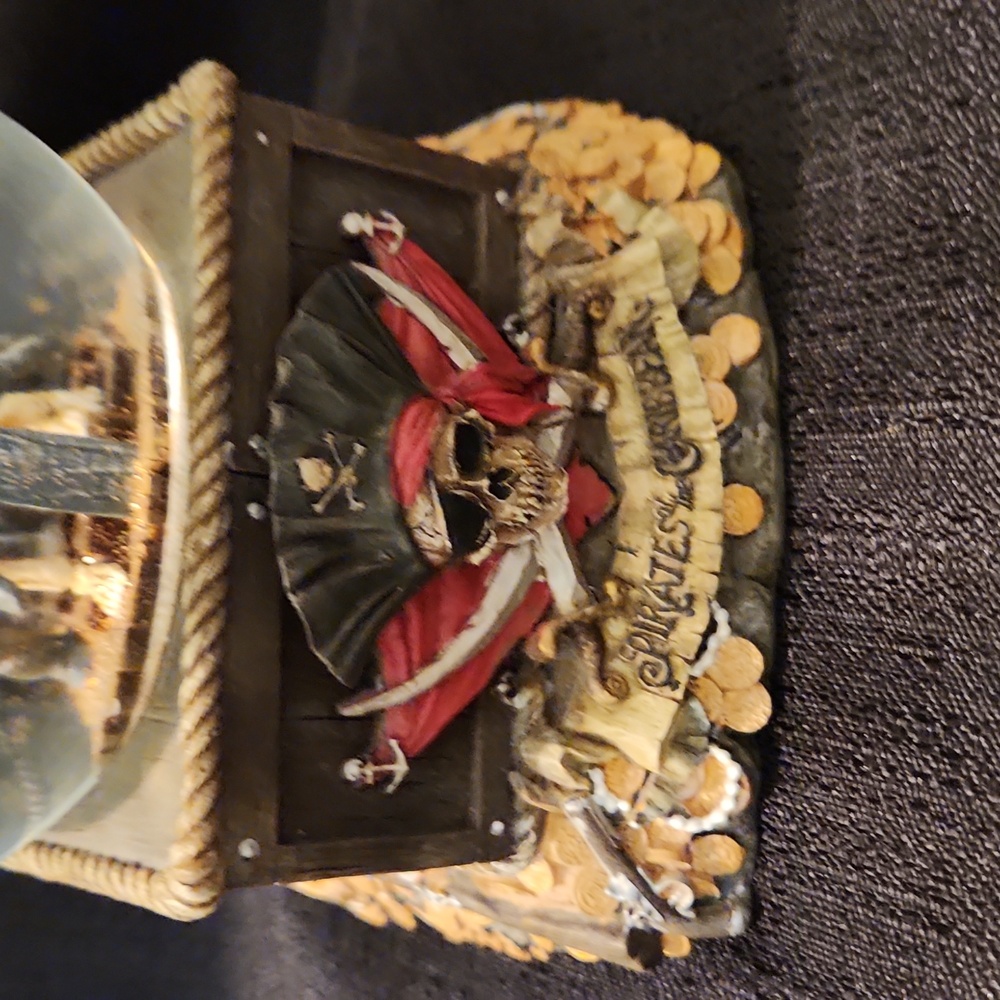 WALT DISNEY PIRATES ☠️ OF THE  CARIBBEAN SNOW GLOBE. SKELETON SHIP WHEEL GLITTER - Picture 2 of 10